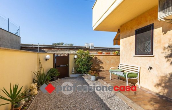 appartamento in vendita a Pomezia in zona Santa Palomba