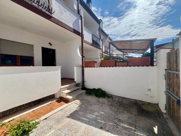 casa indipendente in vendita a Pomezia in zona Pratica di Mare