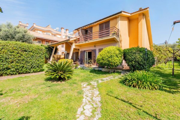 casa indipendente in vendita a Pomezia
