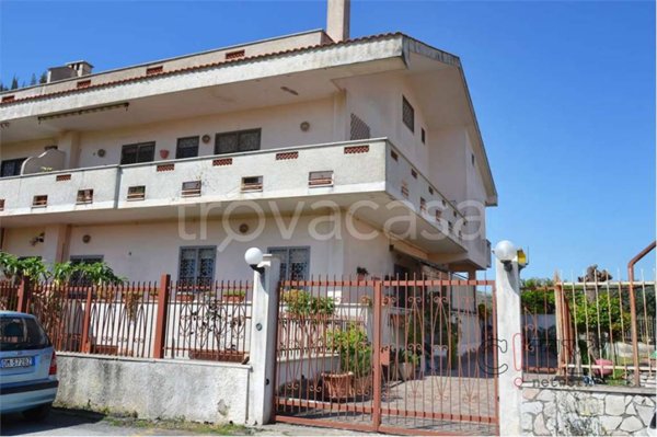 casa indipendente in vendita a Pomezia in zona Pratica di Mare
