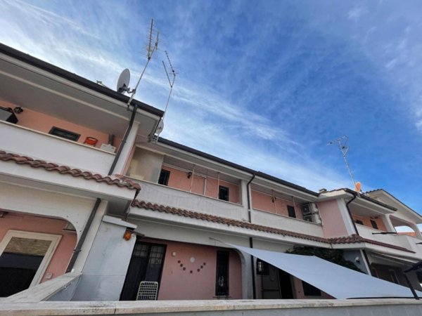 casa indipendente in vendita a Pomezia in zona Pratica di Mare