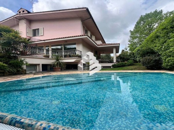 casa indipendente in vendita a Pomezia