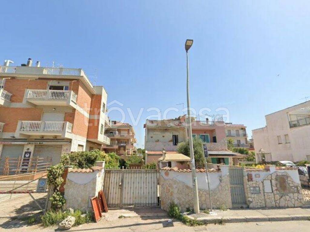 casa indipendente in vendita a Pomezia in zona Torvaianica