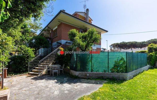 appartamento in vendita a Pomezia in zona Pratica di Mare