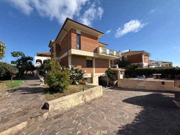 casa indipendente in vendita a Pomezia in zona Torvaianica