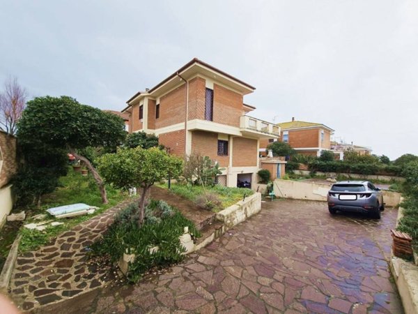 casa indipendente in vendita a Pomezia in zona Torvaianica