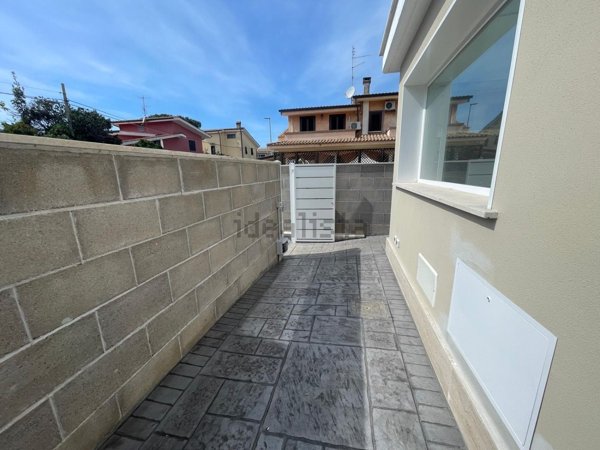 appartamento in vendita a Pomezia in zona Torvaianica Alta