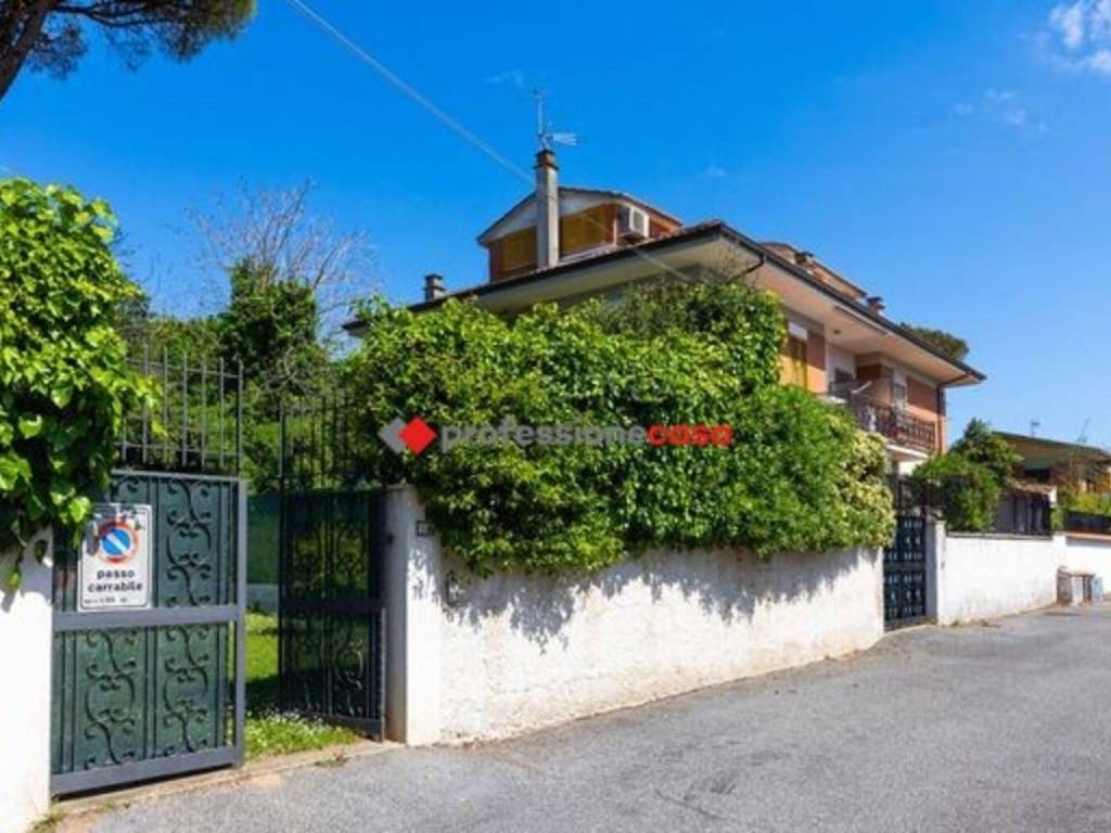 casa indipendente in vendita a Pomezia in zona Pratica di Mare