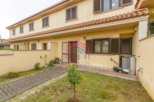 casa indipendente in vendita a Pomezia in zona Santa Palomba