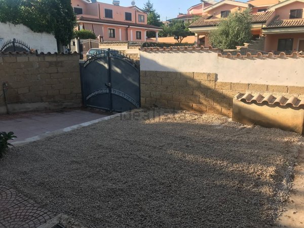 pentavano in vendita a Pomezia in zona Campo Jemini