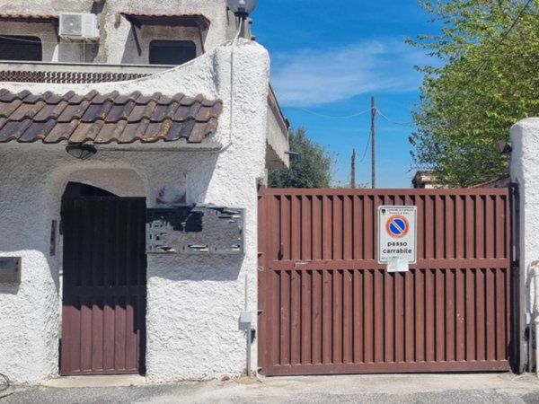 casa indipendente in vendita a Pomezia in zona Torvaianica
