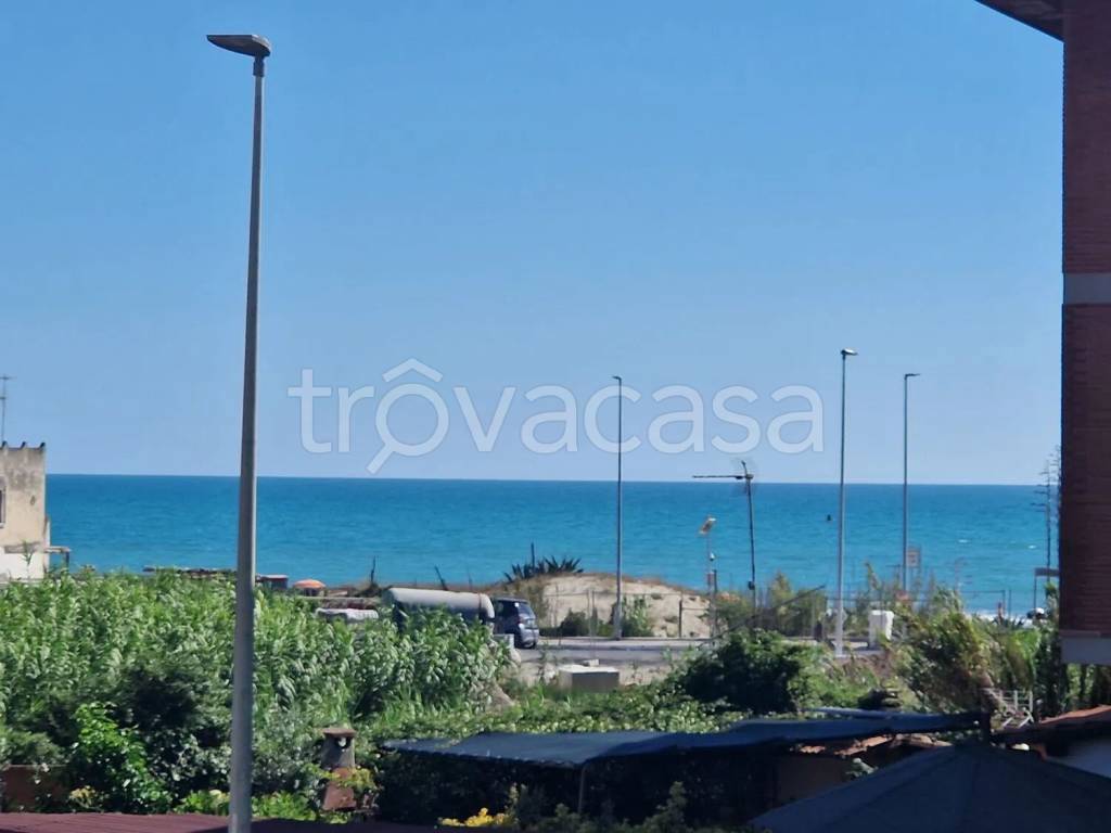 appartamento in vendita a Pomezia in zona Torvaianica