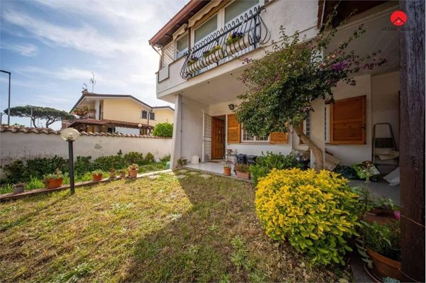 casa indipendente in vendita a Pomezia in zona Torvaianica