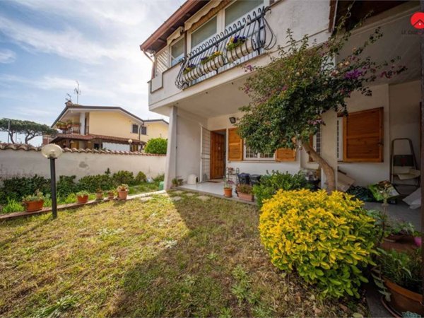 casa indipendente in vendita a Pomezia in zona Torvaianica