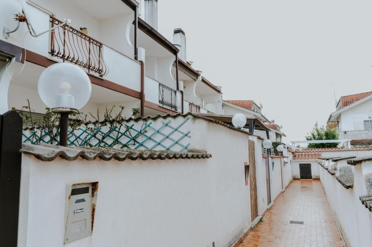 casa indipendente in vendita a Pomezia in zona Pratica di Mare