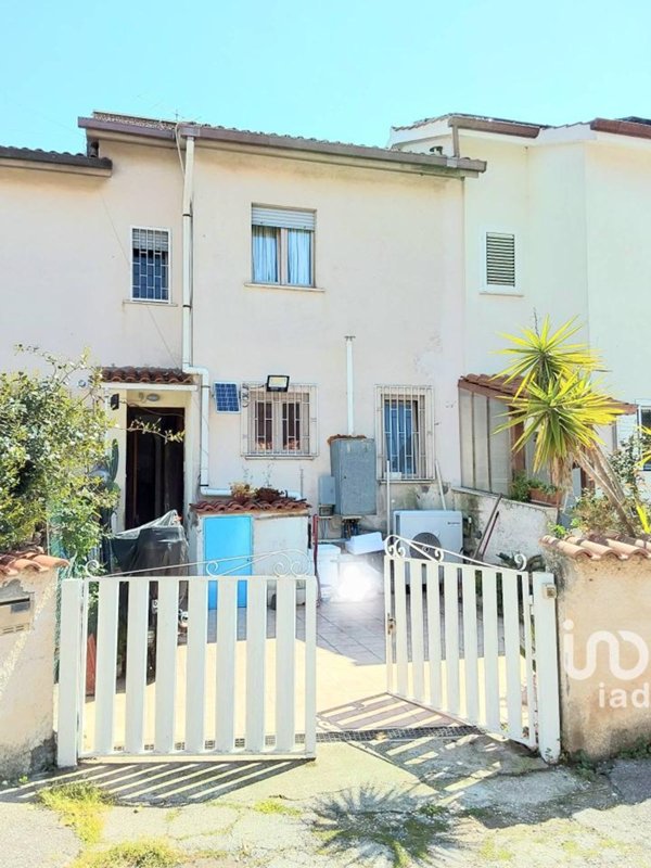 casa indipendente in vendita a Pomezia in zona Pratica di Mare