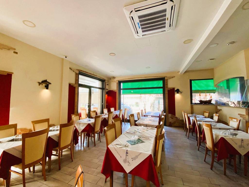 negozio in vendita a Pomezia in zona Torvaianica