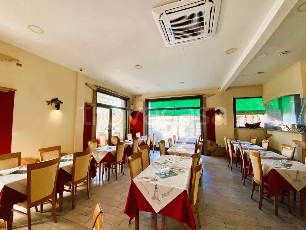 negozio in vendita a Pomezia in zona Torvaianica