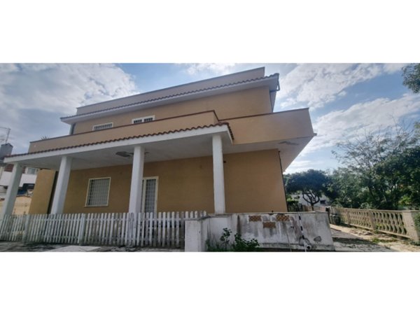 casa indipendente in vendita a Pomezia in zona Torvaianica