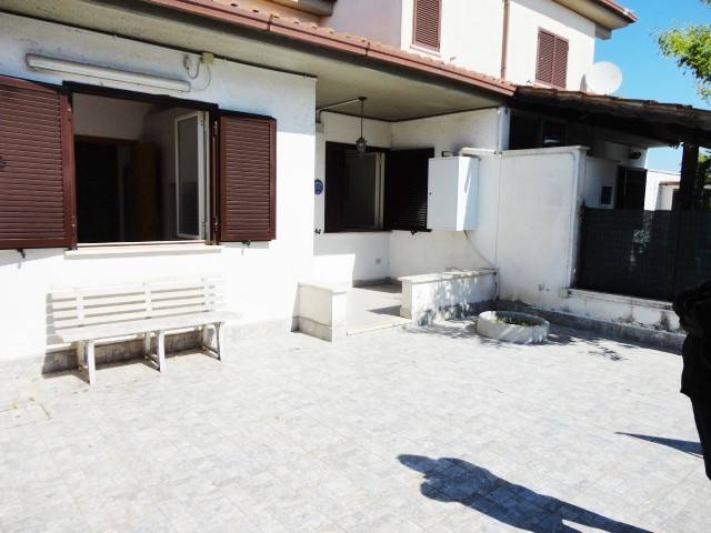 casa indipendente in vendita a Pomezia in zona Torvaianica