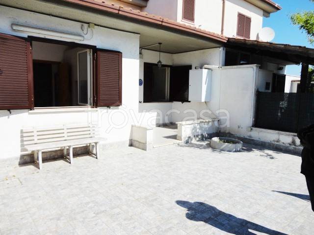 casa indipendente in vendita a Pomezia in zona Torvaianica