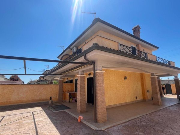 casa indipendente in vendita a Pomezia in zona Castagnetta