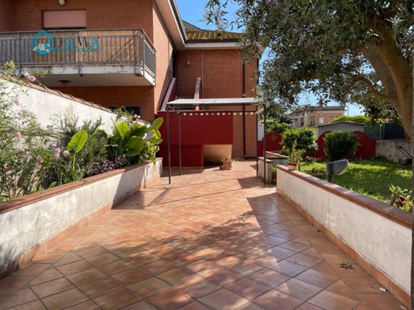 casa indipendente in vendita a Pomezia in zona Torvaianica