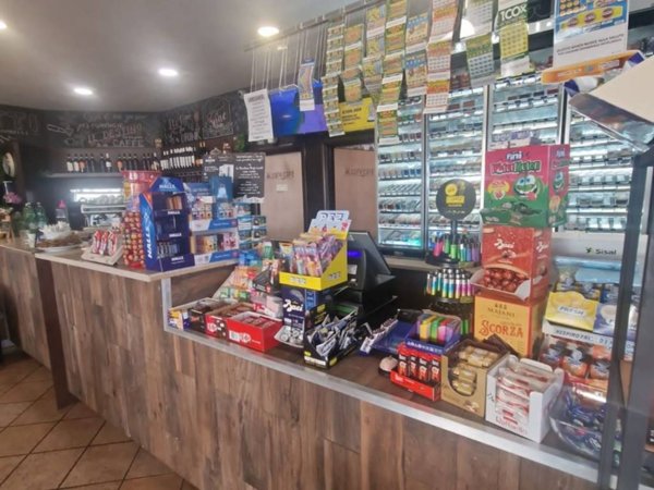 negozio in vendita a Pomezia in zona Castagnetta