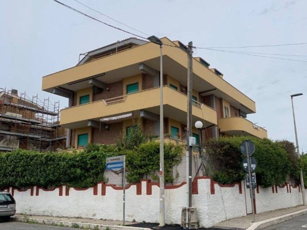 appartamento in vendita a Pomezia in zona Campo Ascolano