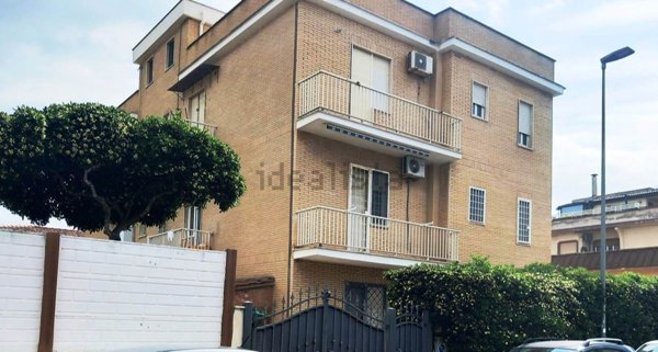 appartamento in vendita a Pomezia in zona Torvaianica