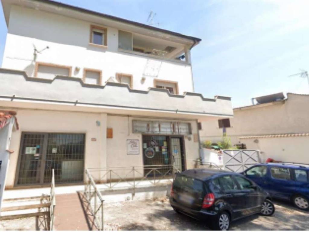 negozio in vendita a Pomezia in zona Torvaianica Alta