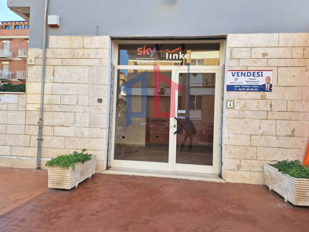 negozio in vendita a Pomezia in zona Torvaianica
