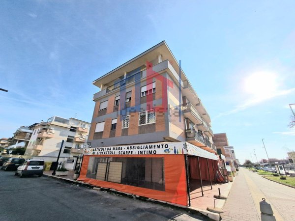 ufficio in vendita a Pomezia in zona Torvaianica