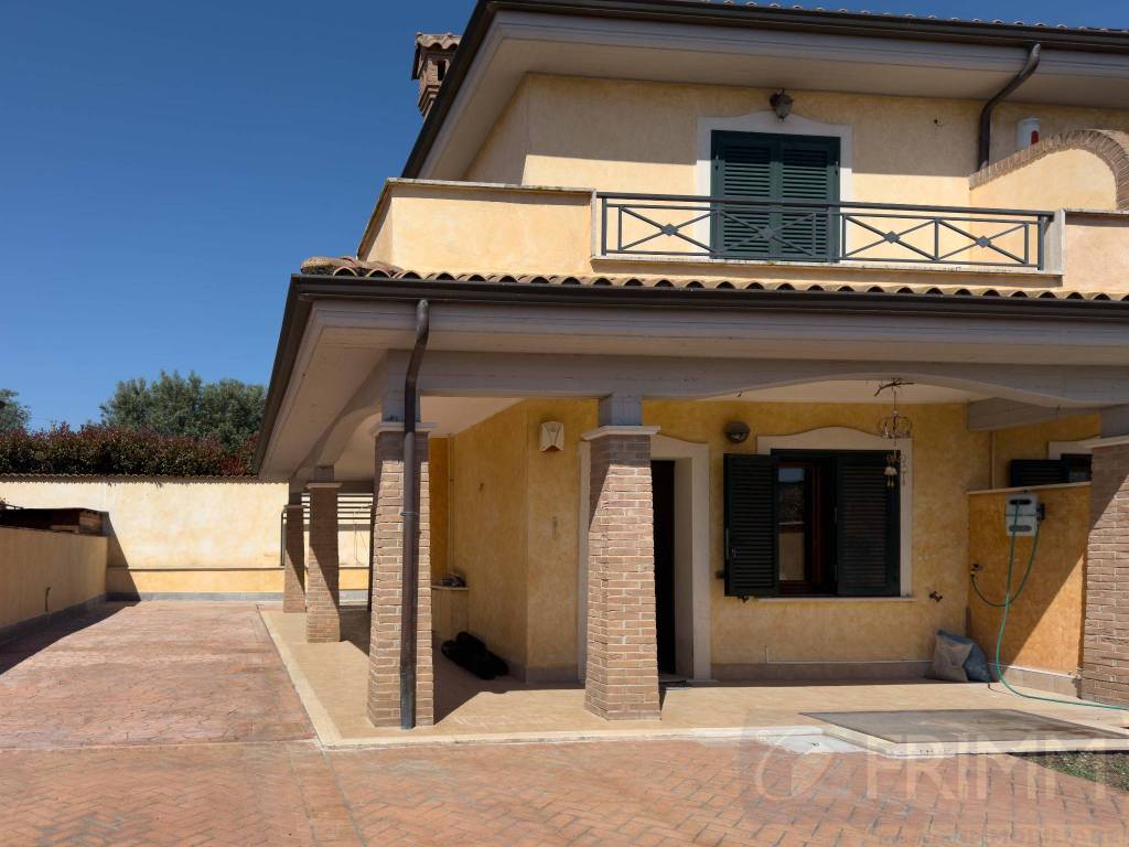 casa indipendente in vendita a Pomezia in zona Castagnetta