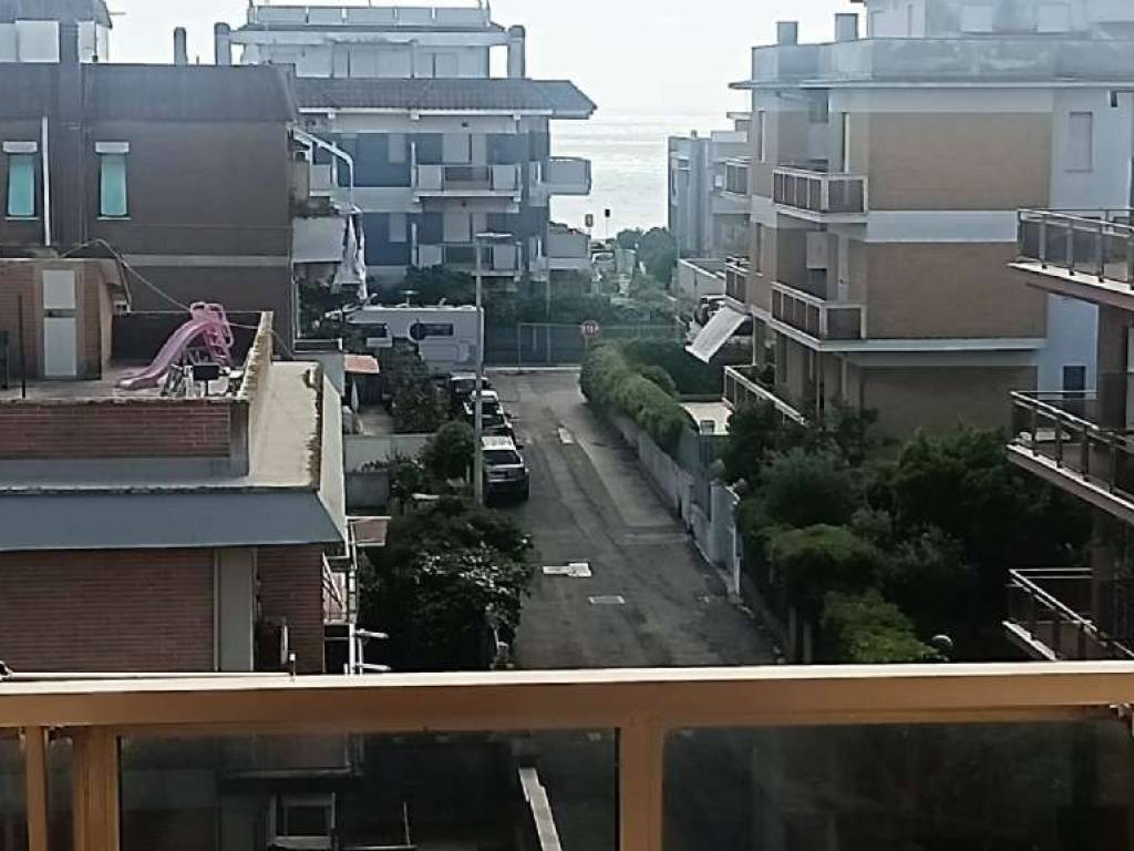 appartamento in vendita a Pomezia in zona Torvaianica