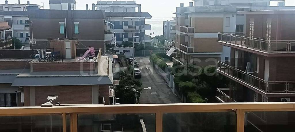 appartamento in vendita a Pomezia in zona Torvaianica