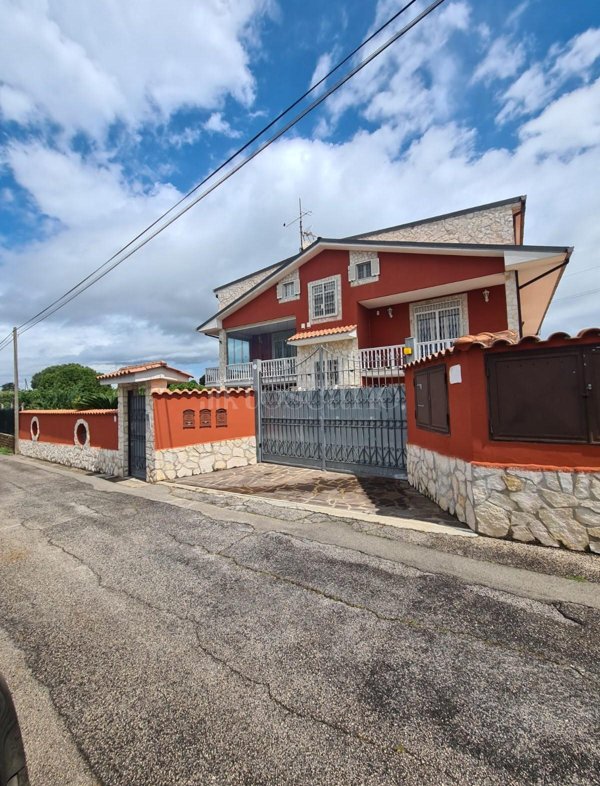 casa indipendente in vendita a Pomezia
