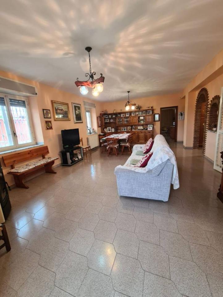 casa indipendente in vendita a Pomezia in zona Santa Palomba