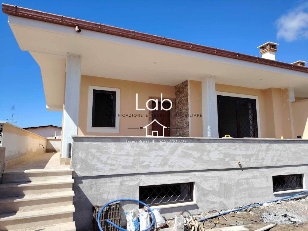 casa indipendente in vendita a Pomezia in zona Torvaianica Alta