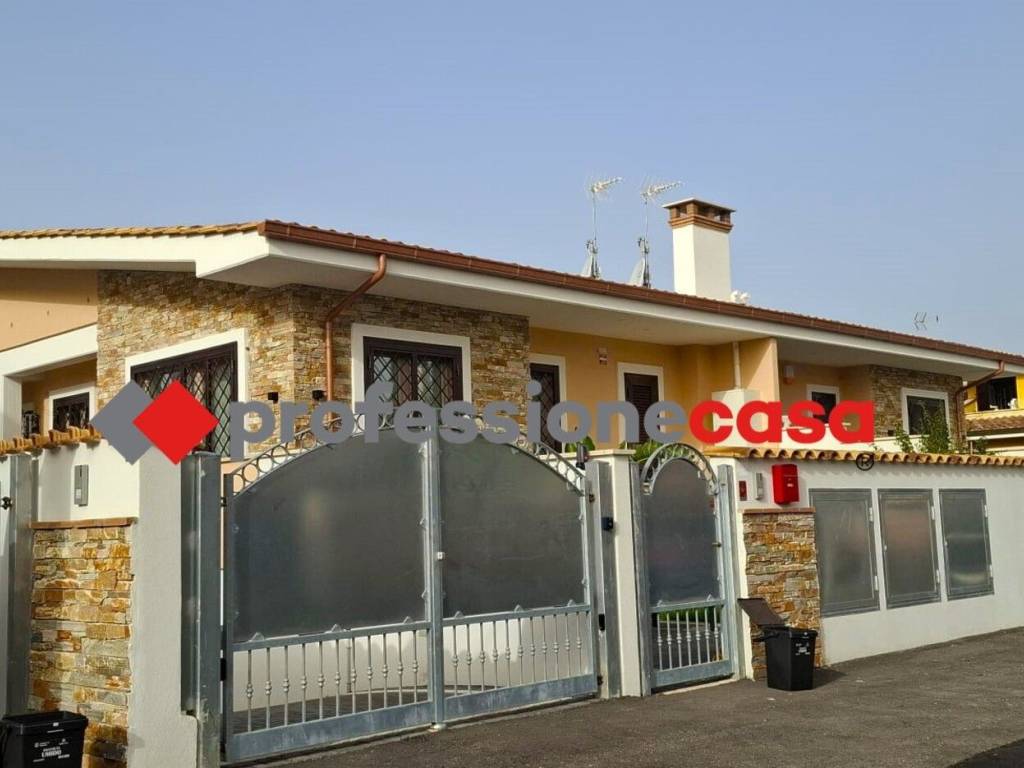 casa indipendente in vendita a Pomezia in zona Torvaianica Alta