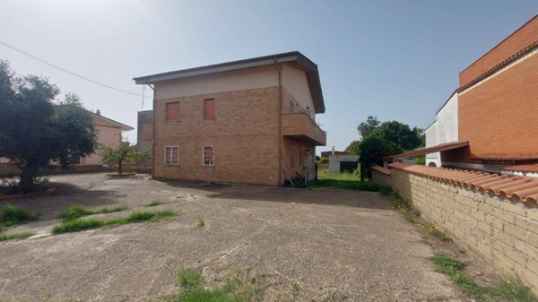 casa indipendente in vendita a Pomezia in zona Torvaianica Alta