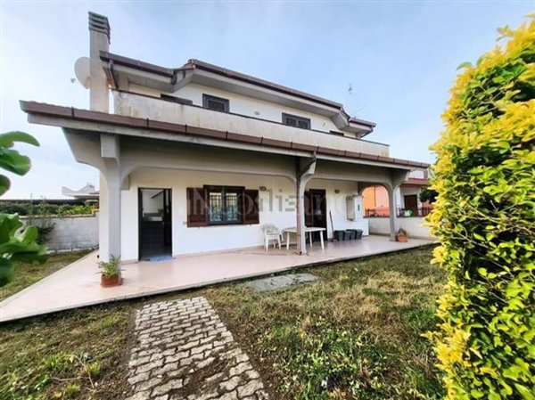 casa indipendente in vendita a Pomezia in zona Torvaianica Alta