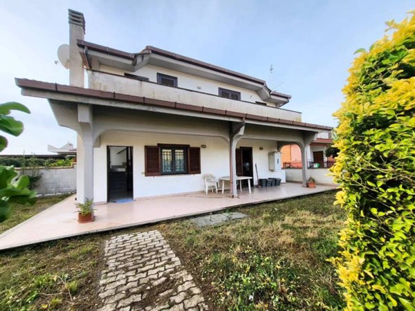 casa indipendente in vendita a Pomezia in zona Torvaianica Alta