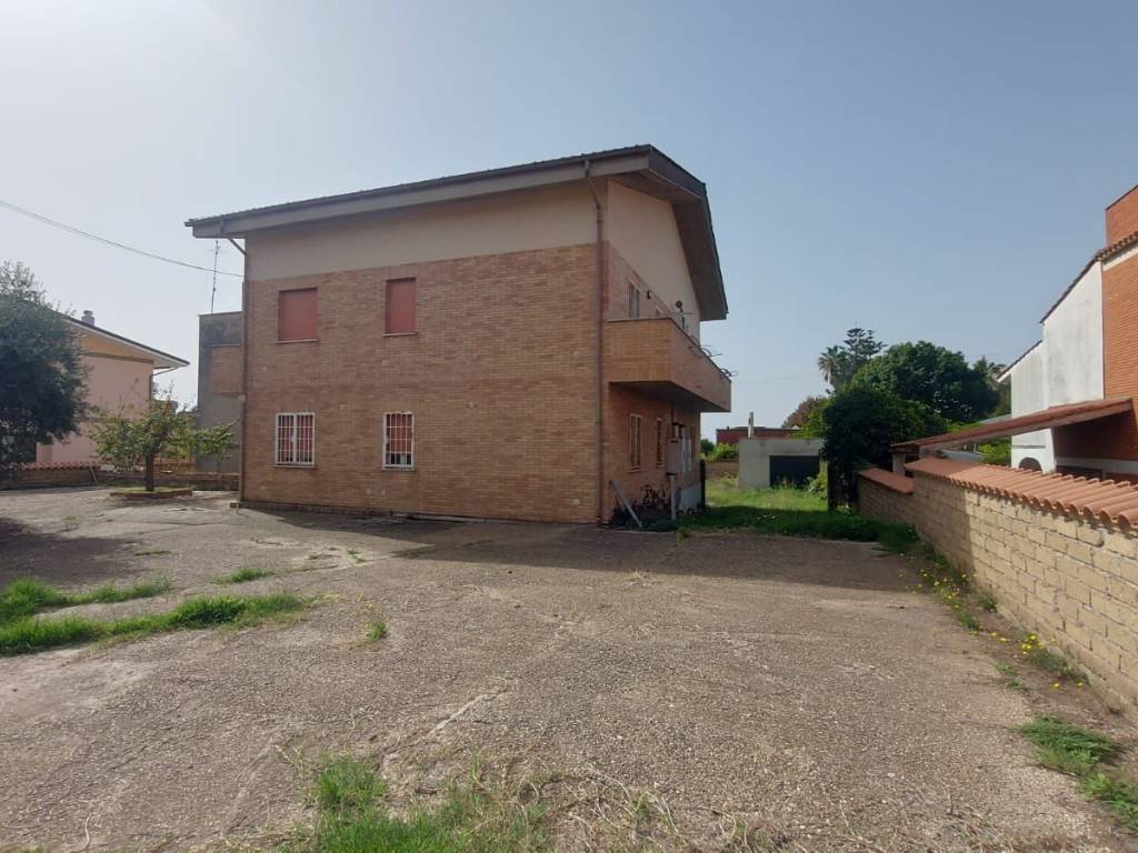 casa indipendente in vendita a Pomezia in zona Torvaianica Alta