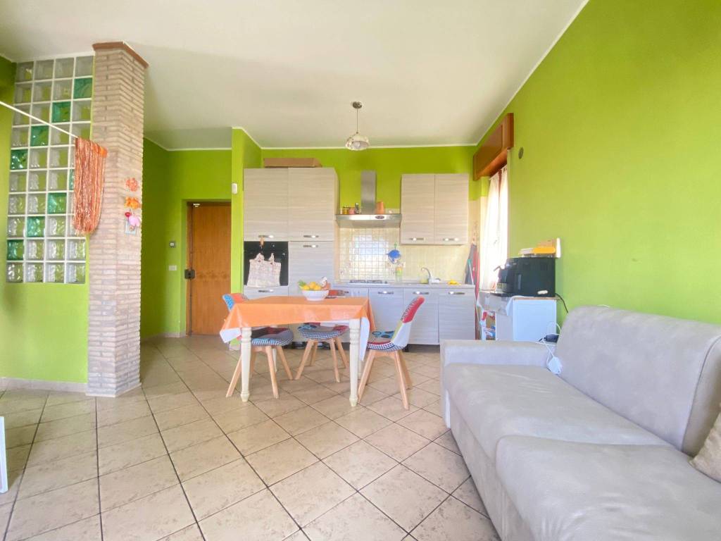 appartamento in vendita a Pomezia in zona Torvaianica