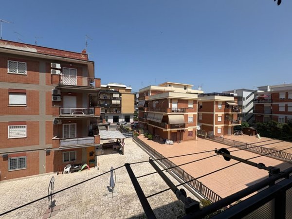 appartamento in vendita a Pomezia in zona Pratica di Mare