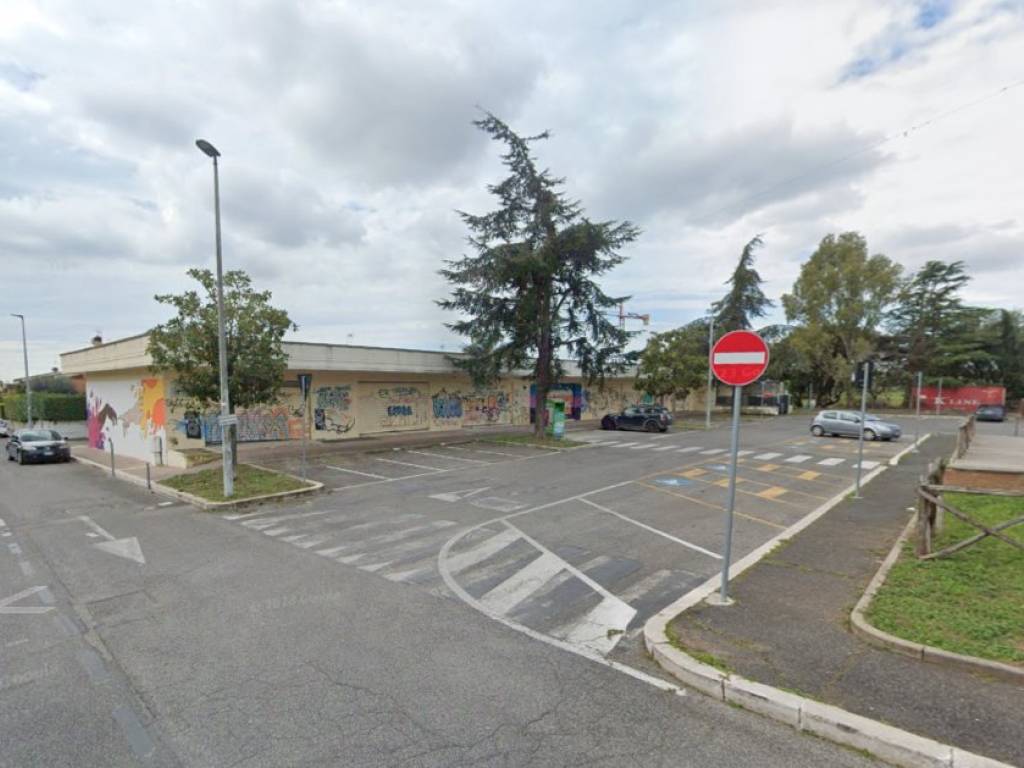 negozio in vendita a Pomezia in zona Santa Procula