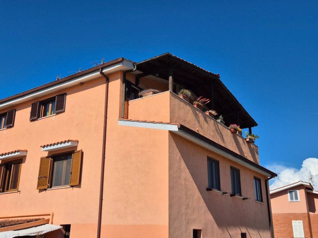 appartamento in vendita a Pomezia in zona Castagnetta