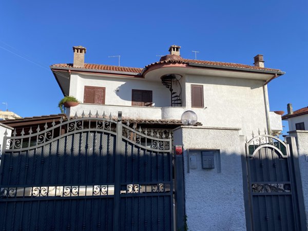 casa indipendente in vendita a Pomezia in zona Torvaianica