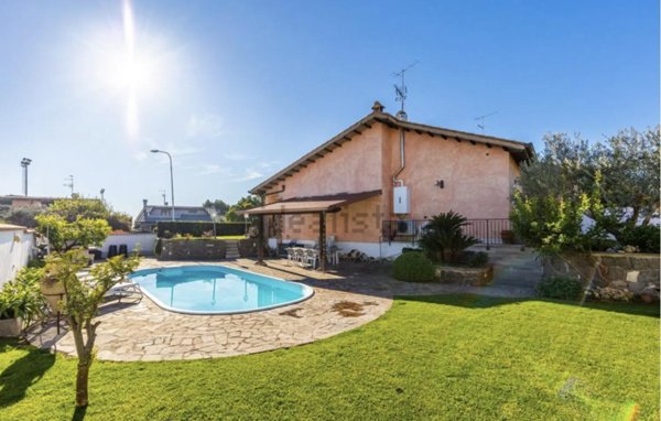 casa indipendente in vendita a Pomezia in zona Colli di Enea